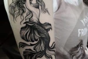 tatuajes de sirenas en el brazo de mujeres