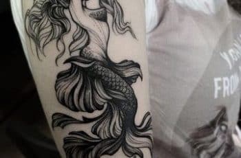 Diversos diseños de tatuajes de sirenas en el brazo
