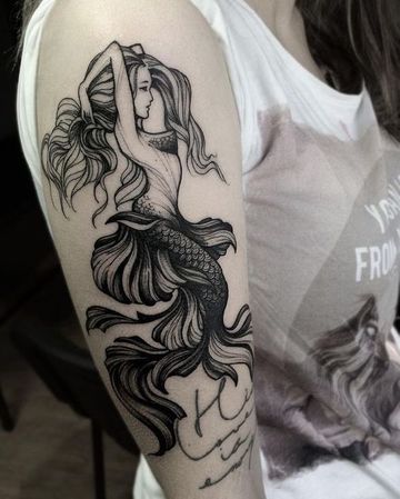 tatuajes de sirenas en el brazo de mujeres