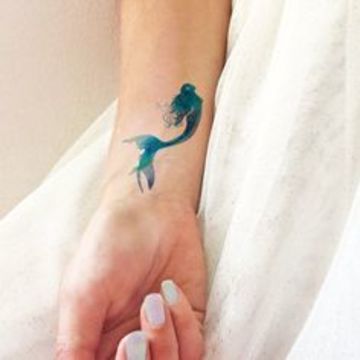 tatuajes de sirenas en el brazo pequeñas