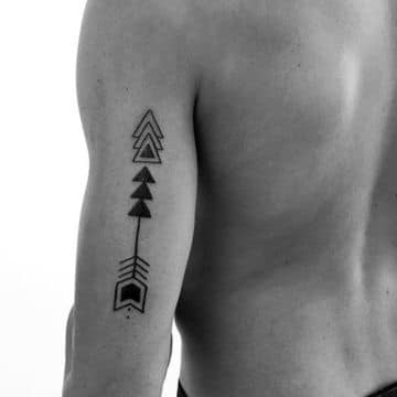 tatuajes de triangulos para hombres con flecha