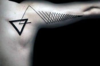 Delineados exactos en tatuajes de triangulos para hombres