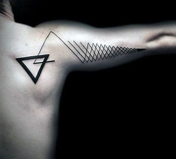 tatuajes de triangulos para hombres en la espalda