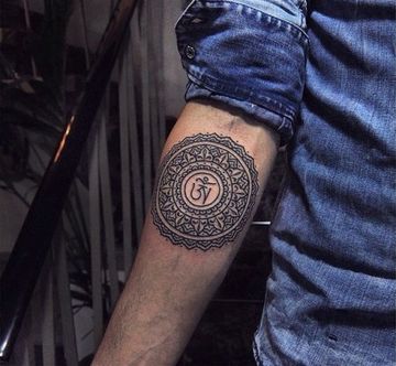 tatuajes griegos para hombres en el antebrazo