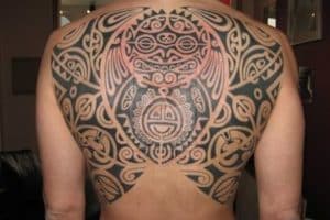 tatuajes hawaianos para hombres en la espalda