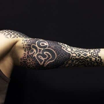 tatuajes hindu para hombres en el brazo