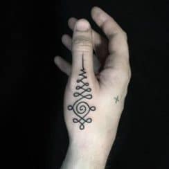 Clasicos y originales tatuajes hindues en las manos