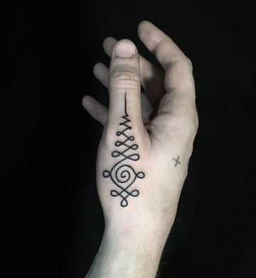 tatuajes hindues en las manos para hombres