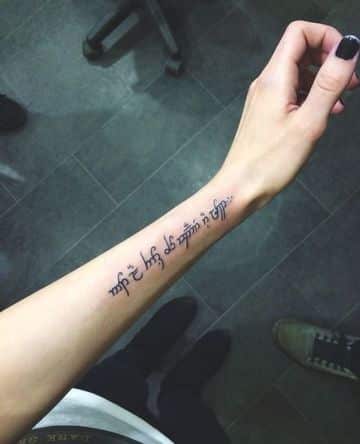 letras elficas para tatuajes en el brazo