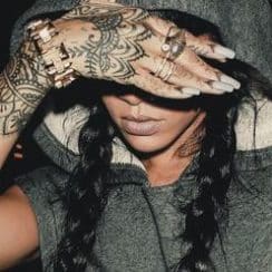 Notorio y marcado tatuaje de rihanna en la mano