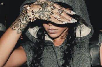 Notorio y marcado tatuaje de rihanna en la mano