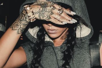 tatuaje de rihanna en la mano foto de cerca
