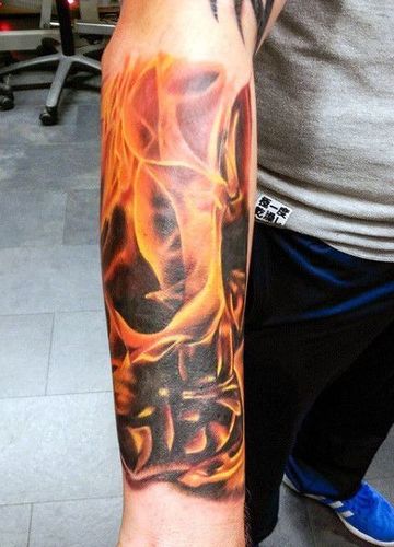tatuajes con colores para hombres de llamas