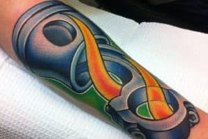 tatuajes con colores para hombres de mecanica