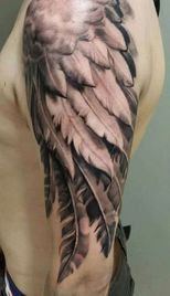 tatuajes de alas para hombres dos tonos