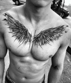 tatuajes de alas para hombres en el pecho