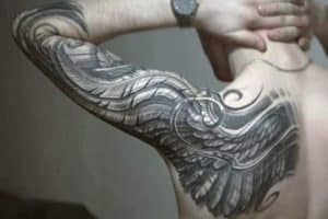 tatuajes de alas para hombres un solo lado
