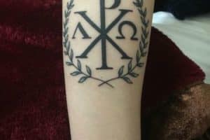 tatuajes de alfa y omega en el brazo