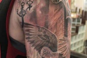 tatuajes de angeles en el brazo y hombro