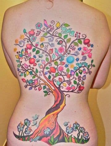 tatuajes de arboles en la espalda de colores