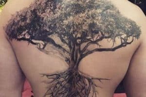 tatuajes de arboles en la espalda para hombres