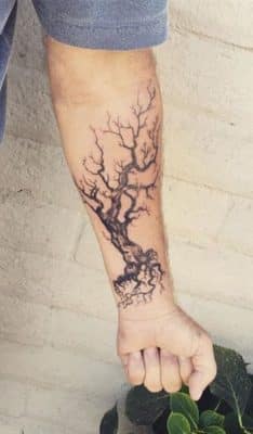 tatuajes de arboles muertos en el brazo