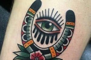 tatuajes de buena suerte para hombres en la pierna