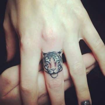 tatuajes de caras de tigres en el dedo