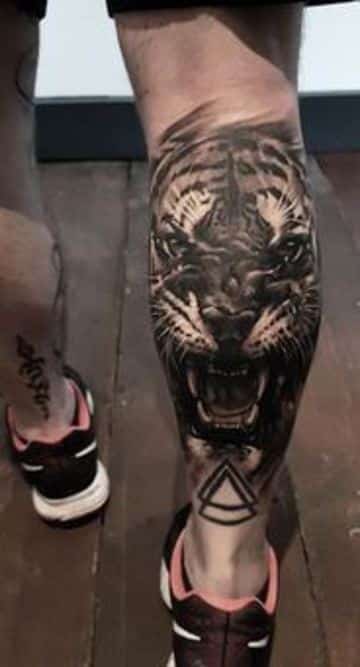 tatuajes de caras de tigres en la pierna