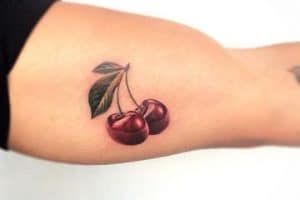 tatuajes de cerezas para mujeres en el brazo