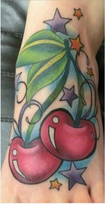 tatuajes de cerezas para mujeres en los pies