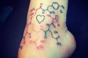 tatuajes de formulas quimicas en el pie
