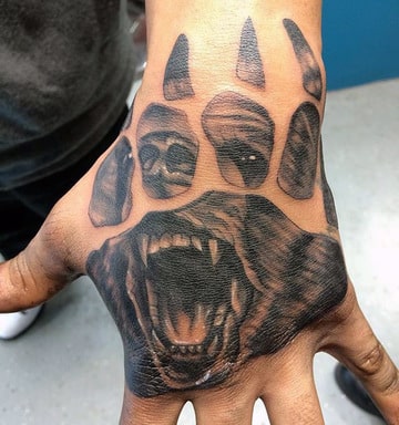 tatuajes de garras de oso en la mano