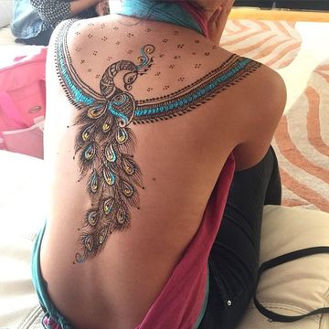 tatuajes de henna en la espalda a color