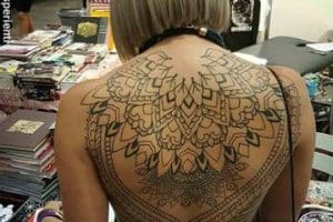 tatuajes de henna en la espalda de mujeres