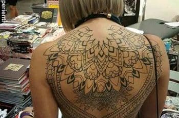Definidos y artisticos tatuajes de henna en la espalda