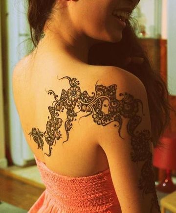 tatuajes de henna en la espalda y brazo