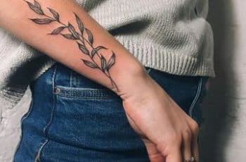 La victoria representada en tatuajes de hojas de olivo