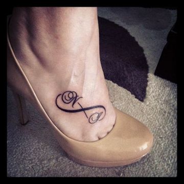tatuajes de infinito con iniciales en el pie