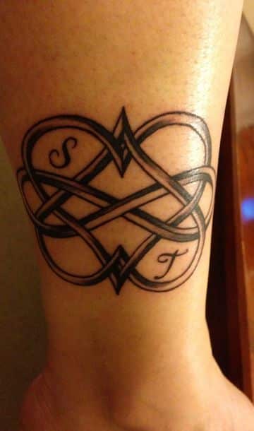 tatuajes de infinito con iniciales en la pierna