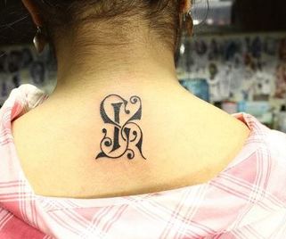tatuajes de iniciales en cursiva de mujeres