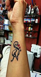 tatuajes de iniciales en cursiva en el brazo