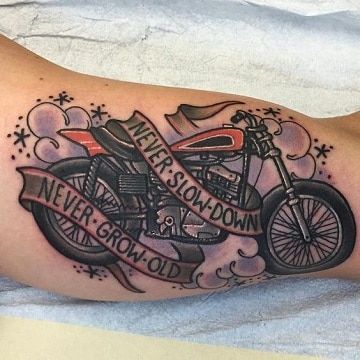 tatuajes de motos en el brazo de hombres