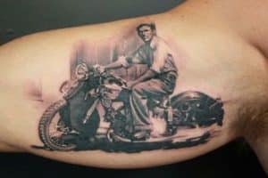 tatuajes de motos en el brazo tipo retrato