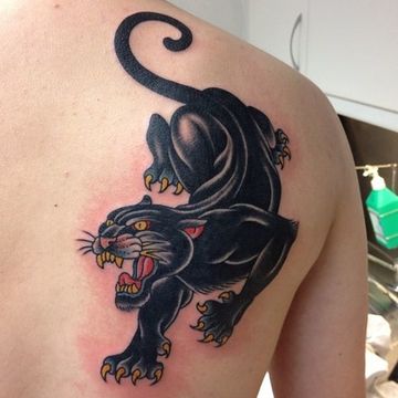 tatuajes de panteras negras en la espalda