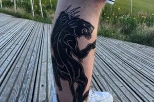 tatuajes de panteras negras en la pierna