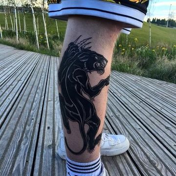 tatuajes de panteras negras en la pierna