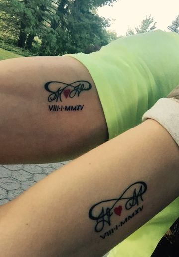 tatuajes de parejas amor infinito en antebrazos