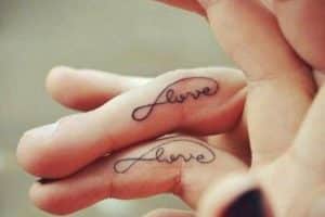 tatuajes de parejas amor infinito en los dedos