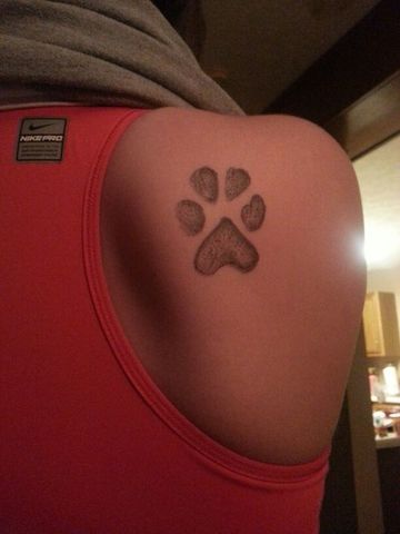 tatuajes de patitas de perro en la espalda